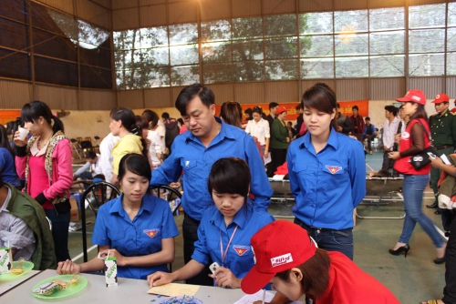 GDTX&CN: Tưng bừng ngày hội xuân hồng – Hiến máu tình nguyện năm 2013