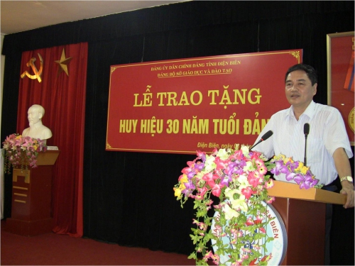 TCCB –Lễ trao tặng huy hiệu 30 năm tuổi đảng cho đồng chí Dương Hữu Bình - Ủy viên Ban chấp hành Đảng bộ Sở 88vv10 và 88vv kèo nhà cái, Bí thư Chi bộ Trung tâm 88vv10 Thường xuyên tỉnh 88vv11