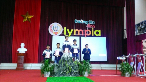 TCCB - Trần Ngọc Tú giành vòng nguyệt quế cuộc thi Đường lên đỉnh Olympia số thứ hai trường 88vv chính thức Chuyên Lê Quý Đôn 88vv11