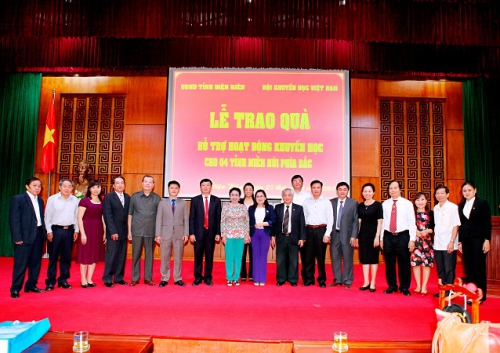 HKH - Công ty TNHH Phát triển Phú Mỹ Hưng ủng hộ 50 triệu đồng để trao học bổng cho 88vvv tỉnh 88vv11