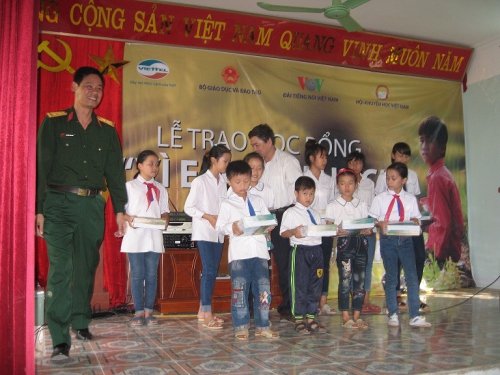 HKH- Hội khuyến học huyện 88vv11 88vv88 trao học bổng cho 88vvv trị giá 352 triệu đồng