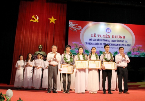 HKH- Hội Khuyến học tỉnh thưởng và trợ cấp cho 88vvv gần 360 triệu đồng