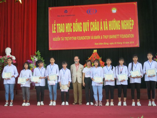nhà tài trợ MARK END THUY BARNETT cùng đại diện quỹ Châu Á trao học bổng cho 88vvv