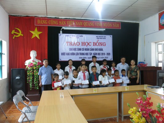 Trao học bổng của Công ty TNHH tải 88vv Phú Mỹ Hưng cho 88vvv nghèo vượt khó, vươn lên trong học tập