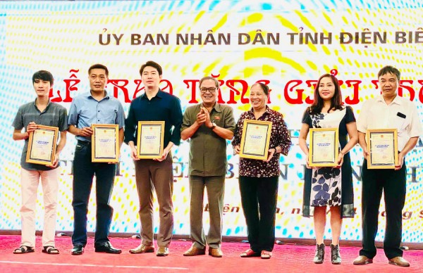 HỘI VIÊN CHI HỘI MỸ THUẬT NGÀNH GIÁO DỤC VÀ ĐÀO TẠO ĐẠT GIẢI THƯỞNG VHNT ĐIỆN BIÊN LẦN THỨ III
