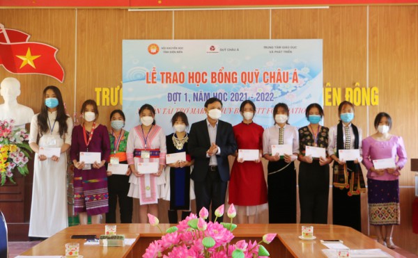 Trao học bổng quỹ Châu Á cho nữ sinh 88vv10 88vv chính thức đợt 1 năm học 2021-2022