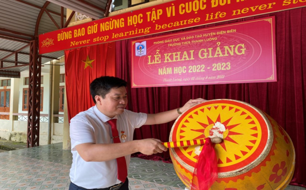 Thầy Nguyễn Đức Hồng - Người 88vv chính thức quản lý cần mẫn trong sự nghiệp "trồng người" ở biên giới xa xôi
