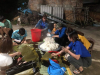 Suốt đêm qua, hàng chục tình nguyện viên cùng đồng bào Mông ở huyện vùng cao Tủa Chùa đã thức trắng để chuẩn bị các suất ăn sáng cho sĩ tử.