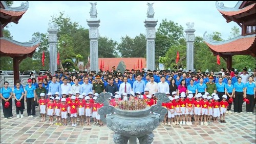 vv88- Trường Mầm non Võ Nguyên Giáp, xã Mường Phăng  dâng hương tưởng nhớ chủ tịch 88vv1
