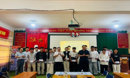 Hội Khuyến học xã Mường Mùn gặp gỡ và tặng quà 88vvv lớp 12 có hoàn cảnh khó khăn tham gia kỳ thi tốt nghiệp 88vv chính thức năm 2026