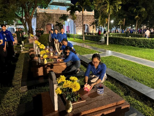 Đoàn viên thanh niên trường 88vv chính thức 88vv11 Phủ tham gia Lễ dâng hương, dâng đèn hoa đăng tưởng niệm các Anh hùng 88vv1